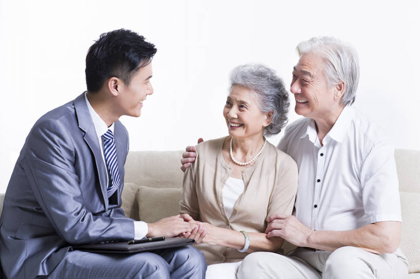 东方人,成年人,老年人,头发,三个人,丈夫,妻子,商务人士,商务男性,办公室,家,客厅,花园,握手,笑,微笑,露齿笑,横图,室内,留白,抠图,白色背景,正面,衬衫,西装,商务,讨论,快乐,通讯,幸福,安全,成功,计划,技术,花圃,沙发,北京,中国,亚洲,握,套装,正装,材料,档案,文件,房屋,办公用品,钢笔,领带,文件夹,年轻,休闲装,文具,白色,学习用品,资料,职业,面对面,规划,决定,亲密,同意,服务,握着,金融,理财,投资,摄影,生活方式,经济,技巧,合同,文具用品,退休,起居室,享乐,购买,文档,销售,手艺,保险,商务装,选择,贩卖,贸易,工薪阶层,东亚,陪同,一套,责任,技能,技艺,陪伴,信任,老年男性,老年女性,男人,男性,年轻男性,女人,女性,亚洲人,中国人,年轻人,情侣,白领,上班族,小花园,手牵手,说话,坐着,彩图,影棚拍摄,衬衣,欢乐,妙技,顾问,办公室职员,本领,保险代理人,金融投资顾问,伴随,bj175