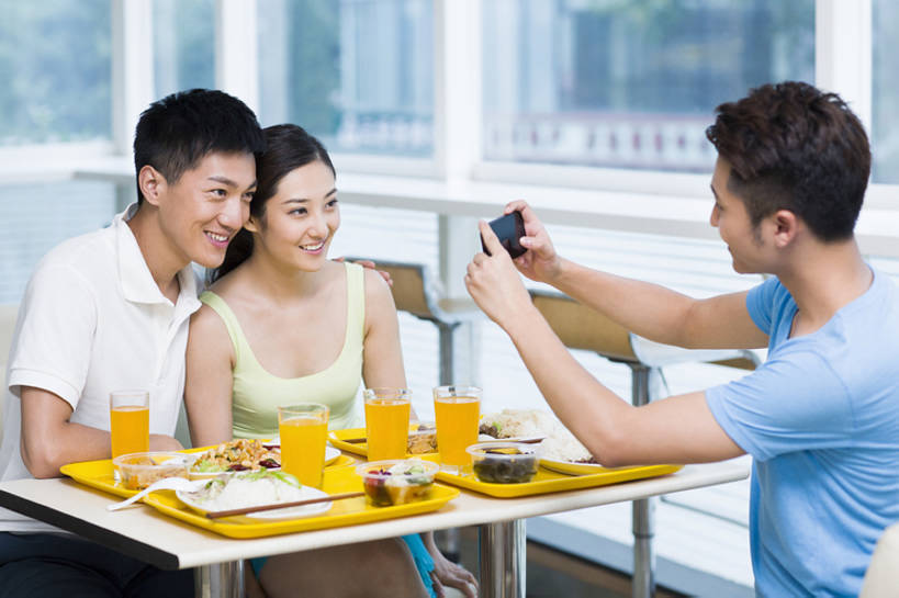 东方人,成年人,三个人,笑,睡,微笑,露齿笑,横图,室内,白天,侧面,午餐,快乐,兴奋,幸福,技术,餐桌,餐具,手机,椅子,北京,中国,亚洲,并排,美味,食品,饮品,休闲装,饮食,刺激,食物,饮料,中国菜,快餐,夏天,活力,乐趣,亲密,搭,摄影,生活方式,午睡,快餐店,搭着,可口,中国文化,桔子汁,进餐,智能手机,东亚,健康食物,陪同,无线电技术,适口,陪伴,男人,男性,年轻男性,年轻女性,女人,女性,亚洲人,中国人,年轻人,大学生,困,困觉,寝息,睡觉,坐着,半身,彩图,欢乐,照相,餐馆,小睡,宫爆鸡丁,伴随,bj175