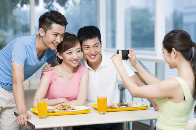 东方人,成年人,两个人,笑,睡,微笑,露齿笑,横图,室内,白天,正面,爱情,午餐,快乐,兴奋,友谊,幸福,技术,餐桌,筷子,餐具,手机,椅子,北京,中国,亚洲,并排,美味,食品,饮品,浪漫,休闲装,饮食,刺激,食物,饮料,背面,中国菜,快餐,夏天,温暖,温馨,面对面,恩爱,活力,乐趣,亲密,搭,约会,恋人,摄影,生活方式,午睡,快餐店,和睦,搭着,可口,中国文化,桔子汁,进餐,智能手机,东亚,健康食物,陪同,无线电技术,适口,陪伴,男人,男性,年轻男性,年轻女性,女人,女性,亚洲人,中国人,年轻人,情侣,大学生,困,困觉,寝息,睡觉,坐着,半身,彩图,欢乐,照相,餐馆,伴侣,融洽,小睡,宫爆鸡丁,伴随,bj175