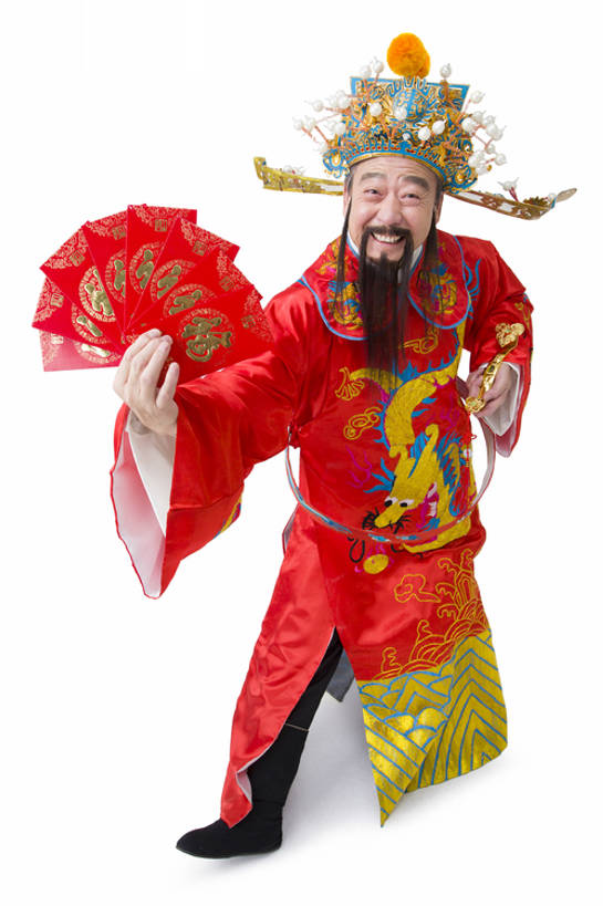 东方人,成年人,老年人,一个人,笑,微笑,露齿笑,竖图,留白,抠图,白色背景,正面,快乐,兴奋,幸福,运气,复古,北京,中国,春节,亚洲,仅一个男性,仅一个人,握,风俗,节日,丰富,庆祝,古典,祝福,注视,传统,刺激,古代,红色,财神爷,观察,看,站着,仅一个老年男性,精神,乐趣,扇形,握着,财富,摄影,介绍,红包,观看,张开双腿,幽默,庆贺,察看,享乐,仪式,变形,关注,中国文化,祝贺,肖像,出示,典礼,古典风格,东亚,远古,元旦,制度,展开双腿,老年男性,男人,男性,亚洲人,中国人,彩图,全身,影棚拍摄,传统服装,装扮,欢乐,给予,伸展双腿,传统文化,广角,传统节日,bj175