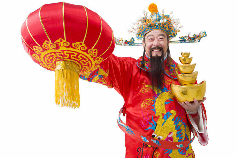 东方人,成年人,老年人,一个人,举,笑,微笑,露齿笑,横图,留白,抠图,白色背景,正面,仰视,快乐,兴奋,幸福,运气,复古,照明,北京,中国,春节,亚洲,仅一个男性,仅一个人,握,堆叠,风俗,节日,丰富,庆祝,灯笼,纸灯笼,古典,祝福,注视,传统,刺激,古代,红色,财神爷,灯具,观察,看,站着,仅一个老年男性,精神,乐趣,握着,财富,摄影,介绍,金元宝,观看,堆,照亮,庆贺,察看,享乐,仪式,照明设备,关注,中国文化,祝贺,肖像,出示,典礼,古典风格,东亚,远古,元旦,制度,老年男性,男人,男性,亚洲人,中国人,半身,彩图,低角度拍摄,影棚拍摄,传统服装,装扮,欢乐,给予,金子,传统文化,传统节日,bj175