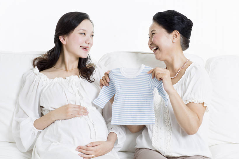 东方人,成年人,中年人,老年人,孕妇,腹部,两个人,家庭,母亲,女儿,客厅,捧,笑,摸,微笑,露齿笑,横图,室内,白天,正面,裙子,婴儿服装,快乐,兴奋,幸福,热情,骄傲,沙发,北京,中国,亚洲,抚摸,握,休闲装,婴儿装,刺激,白色,健康,温暖,温馨,母女,一家人,面对面,怀孕,亲密,握着,摄影,生长,希望,保护,和睦,起居室,待产,关爱,东亚,爱抚,妊娠,准妈妈,开端,老年女性,年轻女性,女人,女性,亚洲人,中国人,年轻人,产妇,触摸,接触,捧着,说话,坐着,半身,彩图,婴儿服,欢乐,融洽,襁褓,bj175