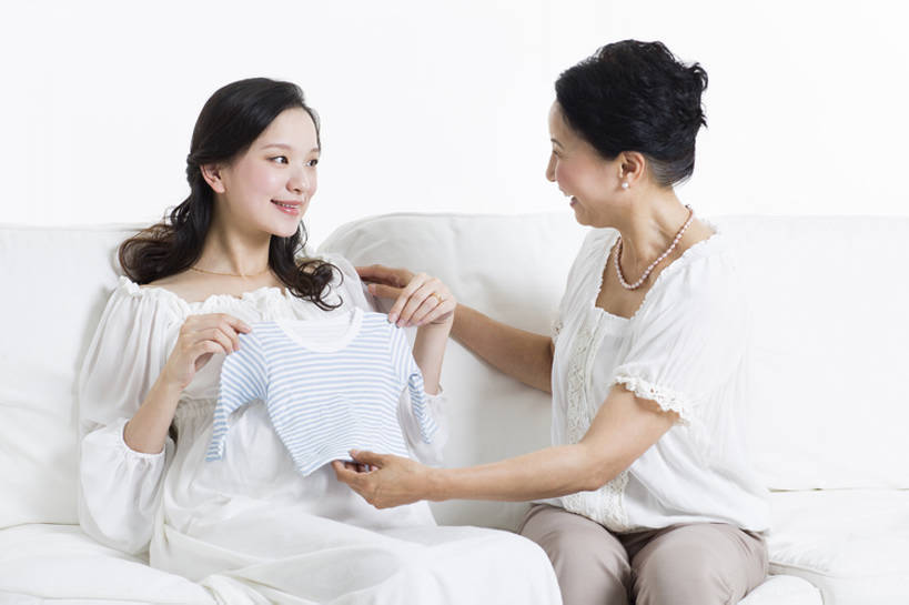 东方人,成年人,中年人,老年人,孕妇,腹部,两个人,家庭,母亲,女儿,客厅,笑,微笑,露齿笑,横图,室内,白天,正面,裙子,婴儿服装,快乐,兴奋,幸福,热情,骄傲,沙发,北京,中国,亚洲,握,休闲装,婴儿装,刺激,白色,健康,温暖,温馨,母女,一家人,面对面,怀孕,比较,亲密,握着,摄影,生长,希望,保护,和睦,起居室,待产,关爱,东亚,妊娠,准妈妈,开端,老年女性,年轻女性,女人,女性,亚洲人,中国人,年轻人,产妇,说话,坐着,彩图,婴儿服,欢乐,融洽,襁褓,bj175