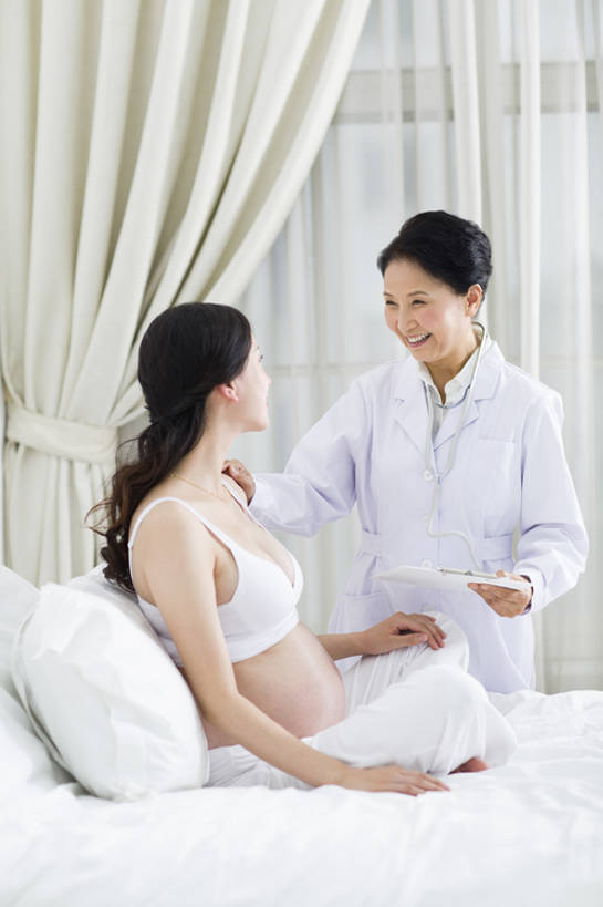 东方人,成年人,中年人,老年人,孕妇,腹部,两个人,医生,病人,医院,家,笑,微笑,露齿笑,竖图,室内,白天,侧面,工作服,制服,快乐,幸福,热情,技术,窗户,窗帘,床,卧室,北京,中国,亚洲,握,睡衣,正装,检查,背心,房屋,听,休闲装,刺激,白色,枕头,医护人员,医疗人员,职业,健康,舒服,面对面,怀孕,亲密,搭,服务,握着,人体,摄影,指导,技巧,保护,写字板,体检,医疗,舒适,享乐,待产,解释,病房,孕妇装,搭着,关爱,显现,手艺,妇产科,拜访,东亚,实验服,陪同,家庭医生,可靠,妊娠,准妈妈,工作制服,责任,技能,技艺,陪伴,开端,信任,老年女性,年轻女性,女人,女性,亚洲人,中国人,年轻人,腹,肚子,产妇,大夫,说话,坐着,彩图,全身,工作套服,欢乐,建议,妙技,病历,本领,好消息,体格检查,伴随,妇产科医生,bj175