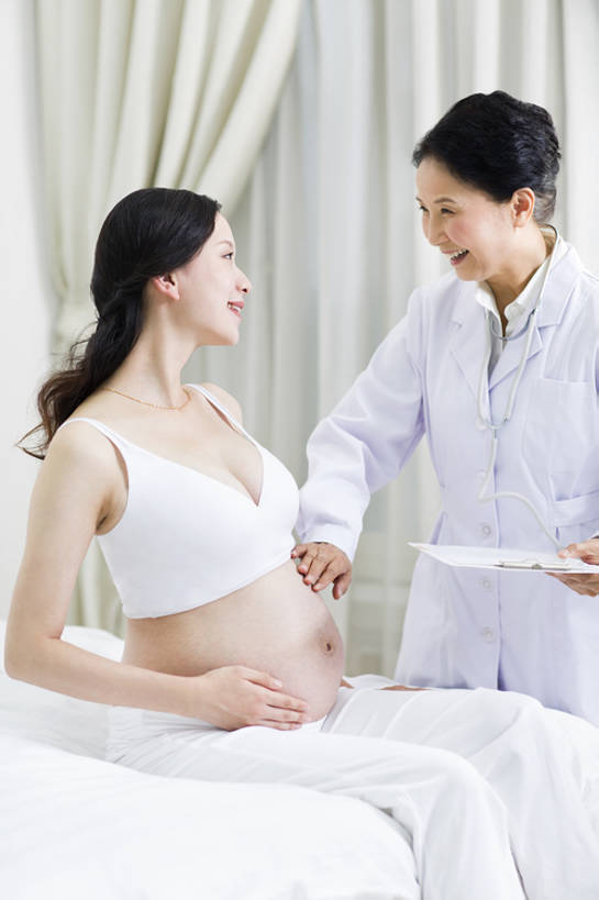 东方人,成年人,中年人,老年人,孕妇,腹部,两个人,医生,病人,医院,家,捧,笑,摸,微笑,露齿笑,竖图,室内,白天,侧面,工作服,制服,快乐,幸福,热情,技术,窗户,窗帘,床,卧室,北京,中国,亚洲,抚摸,握,睡衣,正装,检查,背心,房屋,休闲装,刺激,白色,医护人员,医疗人员,职业,健康,舒服,面对面,怀孕,亲密,服务,握着,人体,摄影,查看,指导,技巧,保护,体检,医疗,舒适,享乐,待产,病房,孕妇装,关爱,显现,手艺,妇产科,拜访,东亚,实验服,陪同,家庭医生,可靠,妊娠,准妈妈,工作制服,责任,技能,技艺,陪伴,开端,信任,老年女性,年轻女性,女人,女性,亚洲人,中国人,年轻人,腹,肚子,产妇,大夫,触摸,接触,捧着,说话,坐着,彩图,工作套服,欢乐,建议,妙技,病历,本领,好消息,体格检查,伴随,妇产科医生,bj175