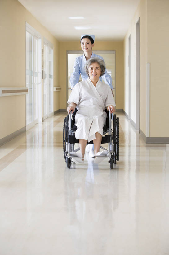 东方人,成年人,老年人,两个人,医生,病人,护士,医院,推,笑,微笑,露齿笑,竖图,室内,白天,正面,快乐,幸福,北京,中国,亚洲,一排,整齐,现代,排列,白色,轮椅,医护人员,医疗人员,职业,健康,服务,护理,摄影,看护,支撑,医疗,疾病,卫生,病房,队列,关爱,受伤,东亚,恢复,陪同,医疗机构,病号服,疗养院,责任,陪伴,信任,老年女性,年轻女性,女人,女性,亚洲人,中国人,年轻人,大夫,坐着,彩图,全身,病院,诊所,伴随,bj175