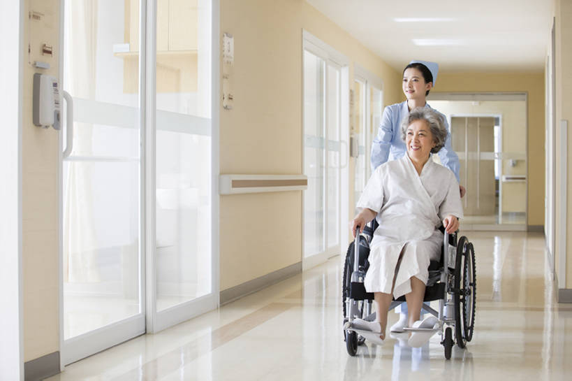 东方人,成年人,老年人,两个人,医生,病人,护士,医院,推,笑,微笑,露齿笑,横图,室内,白天,正面,快乐,幸福,北京,中国,亚洲,一排,整齐,现代,排列,白色,轮椅,医护人员,医疗人员,职业,健康,服务,护理,摄影,希望,看护,支撑,医疗,疾病,卫生,病房,队列,关爱,受伤,东亚,恢复,陪同,医疗机构,病号服,疗养院,责任,陪伴,信任,老年女性,年轻女性,女人,女性,亚洲人,中国人,年轻人,大夫,坐着,彩图,全身,病院,诊所,伴随,bj175