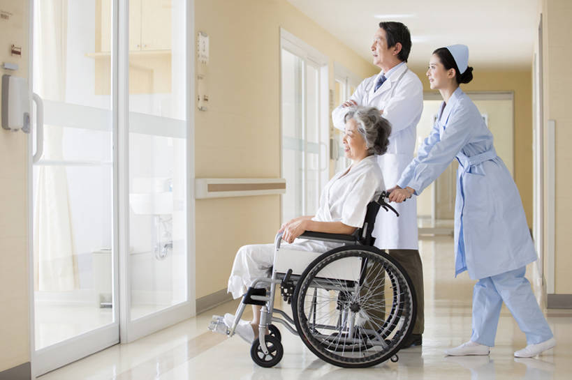 东方人,成年人,老年人,三个人,医生,病人,护士,医院,推,笑,微笑,露齿笑,横图,室内,白天,侧面,工作服,制服,快乐,幸福,北京,中国,亚洲,一排,拉门,整齐,现代,排列,白色,轮椅,医护人员,医疗人员,职业,健康,服务,护理,摄影,希望,看护,支撑,医疗,疾病,卫生,病房,队列,关爱,受伤,东亚,实验服,恢复,陪同,医疗机构,病号服,工作制服,疗养院,责任,陪伴,信任,老年男性,老年女性,男人,男性,年轻女性,女人,女性,亚洲人,中国人,年轻人,大夫,坐着,彩图,全身,工作套服,病院,诊所,伴随,bj175