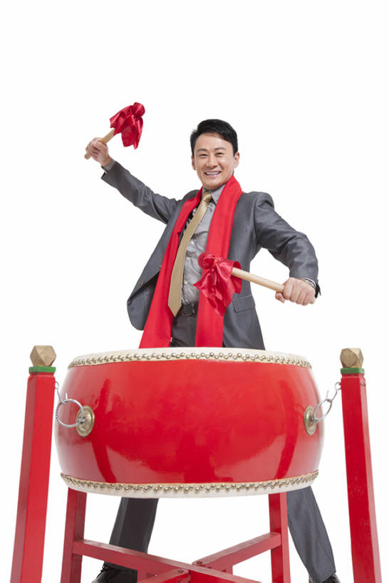 东方人,成年人,中年人,一个人,商务人士,商务男性,笑,微笑,露齿笑,竖图,留白,白色背景,正面,仰视,衬衫,西装,商务,快乐,兴奋,幸福,运气,热情,信心,北京,中国,春节,亚洲,表演,套装,正装,节日,欢呼,庆祝,装饰,鼓,乐器,领带,祝福,敲,注视,传统,刺激,红色,围巾,观察,看,站着,温暖,力量,财富,摄影,围脖,观看,保暖,幽默,华丽,点缀,察看,御寒,经理,关注,中国文化,问候,肖像,商务装,鼓槌,工薪阶层,东亚,一套,衬托,美观,雅致,雅观,元旦,技能,能力,男人,男性,中年男性,亚洲人,中国人,白领,上班族,彩图,低角度拍摄,影棚拍摄,衬衣,拜年,大鼓,办公室职员,传统文化,首席执行官,传统节日,bj175