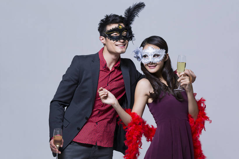 东方人,成年人,两个人,笑,微笑,露齿笑,横图,彩色,正面,衬衫,裙子,爱情,聚会,奢侈,时尚,快乐,兴奋,友谊,幸福,北京,中国,狂欢节,亚洲,喝,握,灰色背景,欢呼,庆祝,鲜艳,面具,酒类,豪华,浪漫,晚会,刺激,饮料,香槟,站着,休闲,温暖,温馨,恩爱,个性,活力,乐趣,亲密,搭,握着,恋人,摄影,生活方式,道具,五颜六色,幽默,华丽,色彩斑斓,和睦,酷,享乐,搭着,肖像,五彩缤纷,香槟杯,东亚,陪同,化妆舞会,五彩斑斓,富丽,华美,陪伴,五光十色,化妆面具,无忧无虑,男人,男性,年轻男性,年轻女性,女人,女性,亚洲人,中国人,年轻人,情侣,休闲活动,半身,彩图,影棚拍摄,装扮,欢乐,舞蹈,伴侣,融洽,华侈,奢华,开领,态度,伴随,bj175