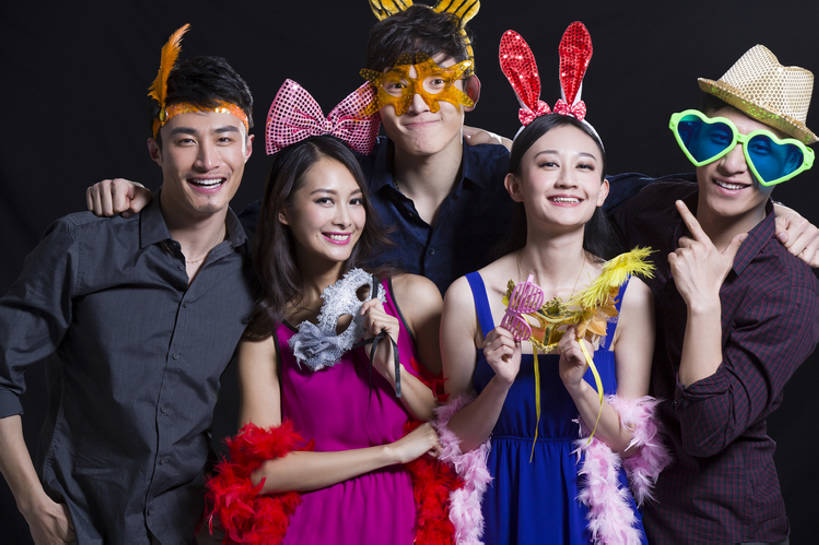 东方人,成年人,中年人,笑,微笑,露齿笑,横图,正面,奢侈,时尚,夜生活,快乐,兴奋,友谊,幸福,热情,帽子,北京,中国,狂欢节,亚洲,五个人,黑色背景,欢呼,庆祝,面具,眼镜,豪华,注视,休闲装,晚会,现代,刺激,发饰,太阳镜,观察,看,站着,个性,活力,夸张,乐趣,俱乐部,摄影,巨大,庞大,生活方式,道具,观看,幽默,华丽,察看,关注,东亚,陪同,化妆舞会,富丽,华美,宏大,硕大,伟大,陪伴,化妆面具,男人,男性,年轻男性,年轻女性,女人,女性,中年男性,亚洲人,中国人,年轻人,半身,彩图,影棚拍摄,装扮,欢乐,华侈,奢华,摆拍,伴随,bj175