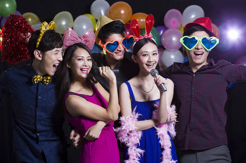 东方人,成年人,中年人,笑,微笑,露齿笑,横图,彩色,正面,奢侈,时尚,夜生活,快乐,兴奋,友谊,幸福,热情,帽子,北京,中国,狂欢节,亚洲,五个人,黑色背景,欢呼,庆祝,面具,眼镜,豪华,音乐,注视,休闲装,晚会,现代,刺激,发饰,气球,太阳镜,观察,看,站着,个性,活力,夸张,乐趣,俱乐部,摄影,巨大,庞大,生活方式,道具,观看,五颜六色,ktv包厢,包厢,幽默,唱,华丽,色彩斑斓,察看,麦克风,关注,歌厅,五彩缤纷,包房,东亚,陪同,化妆舞会,五彩斑斓,富丽,ktv包房,华美,宏大,硕大,伟大,陪伴,五光十色,化妆面具,男人,男性,年轻男性,年轻女性,女人,女性,中年男性,亚洲人,中国人,年轻人,半身,彩图,影棚拍摄,装扮,欢乐,卡拉ok,华侈,奢华,伴随,bj175