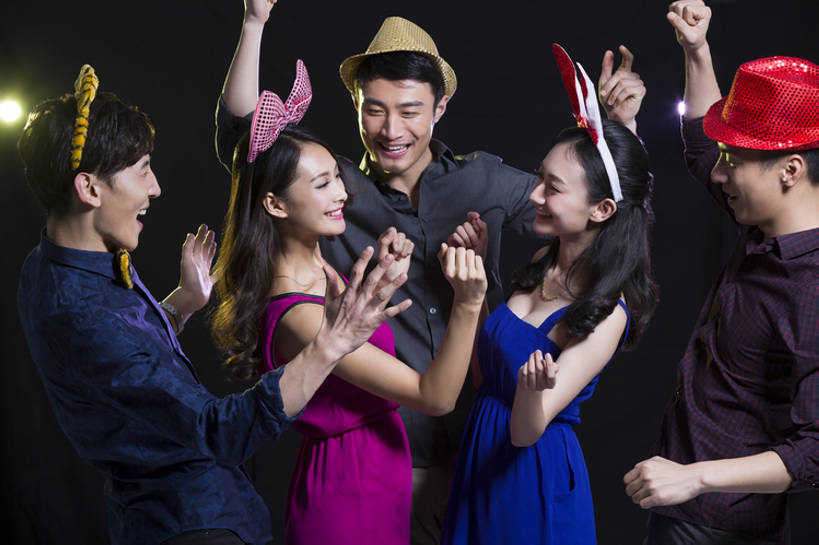 东方人,成年人,中年人,笑,微笑,露齿笑,横图,彩色,侧面,聚会,奢侈,时尚,夜生活,快乐,兴奋,友谊,幸福,纯洁,热情,帽子,北京,中国,狂欢节,亚洲,五个人,黑色背景,欢呼,庆祝,豪华,美丽,音乐,休闲装,晚会,现代,刺激,发饰,气球,站着,面对面,个性,活力,可爱,亲密,童年,童趣,俱乐部,摄影,生活方式,道具,五颜六色,华丽,色彩斑斓,五彩缤纷,舞池,童真,东亚,烂漫,无邪,陪同,化妆舞会,五彩斑斓,富丽,华美,陪伴,五光十色,天真,男人,男性,年轻男性,年轻女性,女人,女性,亚洲人,中国人,年轻人,半身,彩图,影棚拍摄,欢乐,舞蹈,华侈,奢华,伴随,bj175
