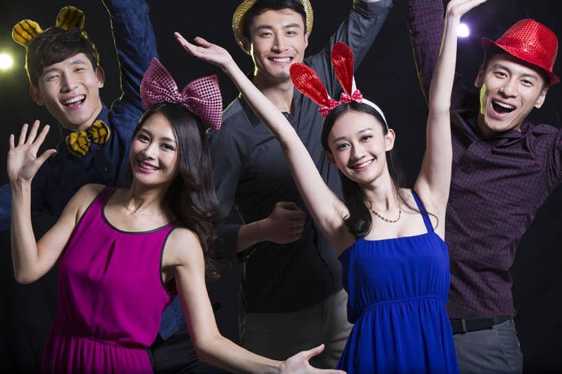 东方人,成年人,中年人,举,笑,微笑,露齿笑,横图,彩色,正面,聚会,奢侈,时尚,夜生活,快乐,兴奋,友谊,幸福,纯洁,热情,帽子,北京,中国,狂欢节,亚洲,五个人,黑色背景,欢呼,庆祝,豪华,美丽,音乐,注视,休闲装,晚会,现代,刺激,发饰,气球,观察,看,托,站着,个性,活力,可爱,亲密,童年,童趣,俱乐部,摄影,生活方式,道具,观看,五颜六色,华丽,色彩斑斓,察看,关注,五彩缤纷,舞池,童真,东亚,烂漫,无邪,陪同,化妆舞会,五彩斑斓,富丽,华美,陪伴,五光十色,天真,男人,男性,年轻男性,年轻女性,女人,女性,亚洲人,中国人,年轻人,举起,举手,举着,向上举,向上伸,向上托,半身,彩图,影棚拍摄,欢乐,舞蹈,华侈,奢华,伴随,bj175