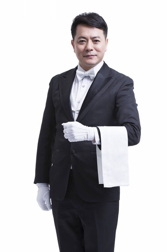 东方人,成年人,中年人,老年人,一个人,服务员,管家,微笑,竖图,留白,抠图,白色背景,正面,西装,快乐,幸福,热情,北京,中国,亚洲,仅一个男性,仅一个人,仅一个中年男性,握,套装,服装,正装,领结,注视,手套,毛巾,观察,看,站着,服务,握着,摄影,观看,礼节,严肃,察看,享乐,神圣,关注,肖像,东亚,欧洲文化,燕尾服,一套,仆人,认真,老年男性,男人,男性,中年男性,亚洲人,中国人,服务生,侍者,彩图,影棚拍摄,礼服,欢乐,传统文化,男仆,客房服务,bj175