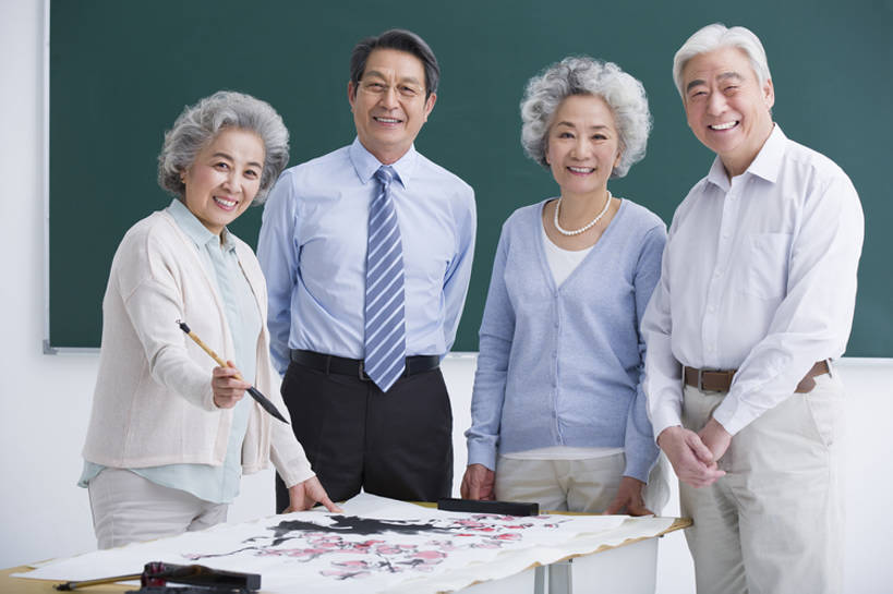 东方人,成年人,老年人,四个人,学生,教师,笑,微笑,露齿笑,横图,正面,衬衫,快乐,通讯,幸福,北京,中国,亚洲,一排,正装,整齐,毛笔,墨水,书法,眼镜,砚台,领带,教育,年轻,音乐,注视,休闲装,书桌,传统,排列,观察,看,站着,职业,教室,摄影,生活方式,观看,指导,颜料,察看,退休,知识,队列,关注,中国文化,国画,宣纸,东亚,陪同,教员,技能,陪伴,老年男性,老年女性,男人,男性,女人,女性,亚洲人,中国人,讲师,老师,画画,彩图,欢乐,大学,先生,传统文化,人老心不老,写意画,伴随,老年大学,bj175