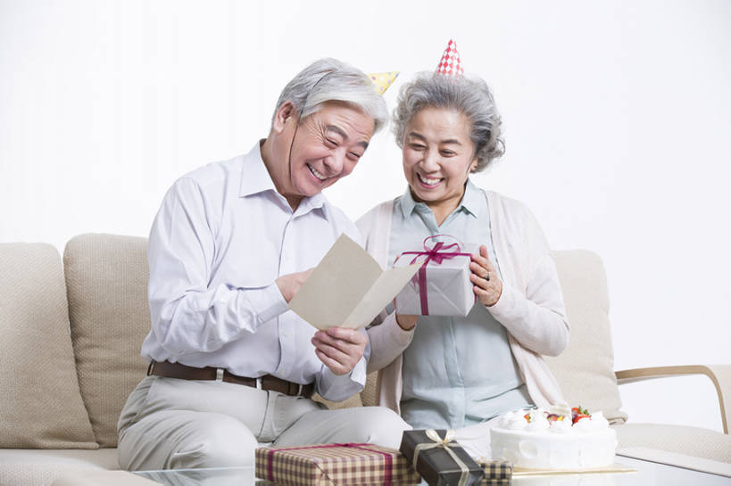 东方人,成年人,老年人,两个人,丈夫,妻子,家,客厅,笑,微笑,露齿笑,横图,正面,生日,快乐,兴奋,幸福,热情,沙发,桌子,礼物,北京,中国,亚洲,握,庆祝,贺卡,浪漫,祝福,休闲装,文化,刺激,卡片,生日蛋糕,打开,放松,读,握着,许愿,摄影,生活方式,庆贺,退休,起居室,享乐,祝贺,生日礼物,礼仪,出生,祝愿,东亚,陪同,派对帽,诞生,陪伴,老年男性,老年女性,男人,男性,女人,女性,亚洲人,中国人,情侣,坐着,彩图,欢乐,蛋糕,人老心不老,伴随,bj175