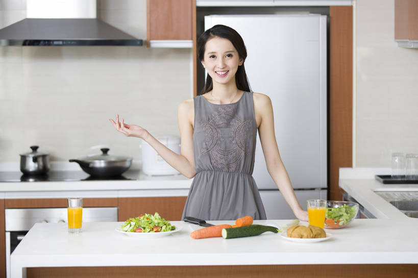 面包,果汁,东方人,成年人,一个人,家庭,家庭主妇,家,笑,微笑,露齿笑,横图,室内,白天,正面,家务,时尚,快乐,自由,幸福,信心,厨房,桌子,胡萝卜,黄瓜,蔬菜,北京,中国,亚洲,仅一个年轻女性,仅一个女性,仅一个人,一排,准备,整齐,冰箱,房屋,灶台,公寓,蔬菜沙拉,沙拉,食品,饮品,注视,干净,现代,饮食,餐饮,食物,饮料,排列,容器,观察,看,切,手势,站着,做,健康,温暖,温馨,一家人,摄影,有机食品,生活方式,观看,储藏,和睦,混合,察看,高雅,住房,享乐,膳食,储存,队列,关注,可口,清新,桔子汁,房地产,问候,肖像,开放式厨房,东亚,健康食物,适口,年轻女性,女人,女性,亚洲人,中国人,年轻人,玻璃杯,烹调用具,烹调,半身,彩图,欢乐,融洽,贮存,打手势,家务劳动,摆拍,bj175