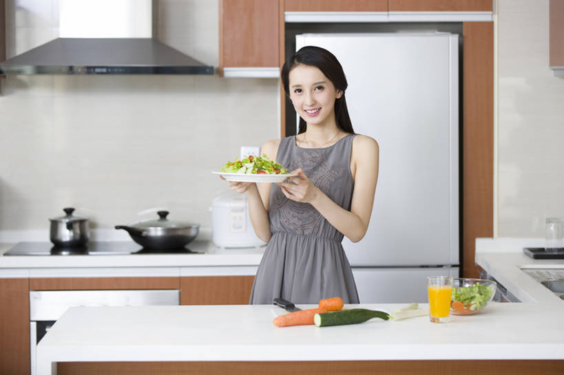 果汁,东方人,成年人,一个人,家庭,家庭主妇,家,笑,微笑,露齿笑,横图,室内,白天,正面,家务,时尚,快乐,自由,幸福,信心,厨房,桌子,胡萝卜,黄瓜,蔬菜,北京,中国,亚洲,仅一个年轻女性,仅一个女性,仅一个人,一排,握,准备,整齐,冰箱,房屋,灶台,公寓,蔬菜沙拉,沙拉,食品,饮品,注视,干净,现代,饮食,餐饮,食物,饮料,排列,盘子,容器,观察,看,切,站着,做,健康,温暖,温馨,一家人,服务,握着,摄影,介绍,有机食品,生活方式,观看,储藏,和睦,混合,察看,高雅,住房,享乐,膳食,储存,队列,关注,可口,清新,桔子汁,房地产,肖像,出示,开放式厨房,东亚,健康食物,适口,年轻女性,女人,女性,亚洲人,中国人,年轻人,玻璃杯,烹调用具,烹调,半身,彩图,欢乐,融洽,贮存,家务劳动,摆拍,bj175