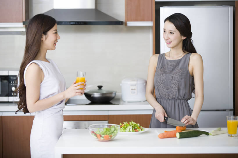 果汁,东方人,成年人,两个人,家庭,家庭主妇,家,笑,微笑,露齿笑,横图,室内,白天,正面,家务,时尚,快乐,自由,友谊,幸福,信心,厨房,桌子,胡萝卜,黄瓜,蔬菜,北京,中国,亚洲,一排,喝,连接,握,准备,整齐,冰箱,房屋,灶台,公寓,蔬菜沙拉,沙拉,食品,饮品,干净,现代,饮食,餐饮,食物,饮料,排列,容器,切,站着,做,健康,温暖,温馨,一家人,面对面,亲密,握着,摄影,有机食品,生活方式,储藏,和睦,混合,高雅,住房,享乐,膳食,储存,队列,可口,清新,桔子汁,房地产,开放式厨房,东亚,健康食物,陪同,适口,陪伴,年轻女性,女人,女性,亚洲人,中国人,年轻人,玻璃杯,烹调用具,烹调,说话,半身,彩图,欢乐,融洽,贮存,闺密,家务劳动,摆拍,伴随,bj175