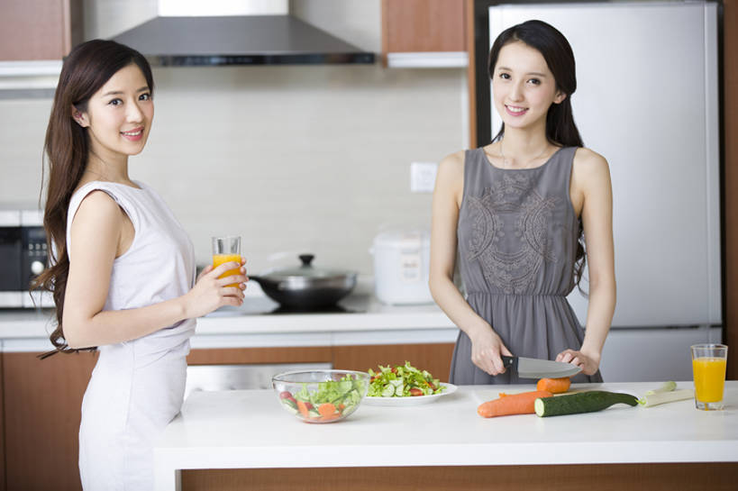 果汁,东方人,成年人,两个人,家庭,家庭主妇,家,笑,微笑,露齿笑,横图,室内,白天,正面,家务,时尚,快乐,自由,友谊,幸福,信心,厨房,桌子,胡萝卜,黄瓜,蔬菜,北京,中国,亚洲,一排,喝,连接,握,准备,整齐,冰箱,房屋,灶台,公寓,蔬菜沙拉,沙拉,食品,饮品,注视,干净,现代,饮食,餐饮,食物,饮料,排列,容器,观察,看,切,站着,做,健康,温暖,温馨,一家人,亲密,握着,摄影,有机食品,生活方式,观看,储藏,和睦,混合,察看,高雅,住房,享乐,膳食,储存,队列,关注,可口,清新,桔子汁,房地产,肖像,开放式厨房,东亚,健康食物,陪同,适口,陪伴,年轻女性,女人,女性,亚洲人,中国人,年轻人,玻璃杯,烹调用具,烹调,半身,彩图,欢乐,融洽,贮存,闺密,家务劳动,摆拍,伴随,bj175