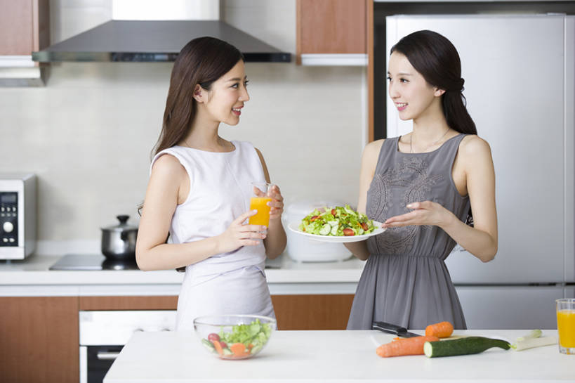 果汁,东方人,成年人,两个人,家庭,家庭主妇,家,笑,微笑,露齿笑,横图,室内,白天,正面,家务,时尚,快乐,自由,友谊,幸福,信心,厨房,桌子,胡萝卜,黄瓜,蔬菜,北京,中国,亚洲,一排,喝,连接,握,准备,整齐,冰箱,房屋,灶台,公寓,蔬菜沙拉,沙拉,食品,饮品,干净,现代,饮食,餐饮,食物,饮料,排列,盘子,容器,切,站着,做,健康,温暖,温馨,一家人,面对面,亲密,服务,握着,摄影,介绍,有机食品,生活方式,储藏,和睦,混合,高雅,住房,享乐,膳食,储存,队列,可口,清新,桔子汁,房地产,出示,开放式厨房,东亚,健康食物,陪同,适口,陪伴,年轻女性,女人,女性,亚洲人,中国人,年轻人,玻璃杯,烹调用具,烹调,说话,半身,彩图,欢乐,融洽,贮存,闺密,家务劳动,摆拍,伴随,bj175