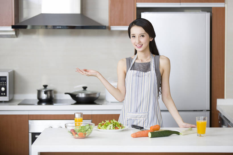 果汁,东方人,成年人,一个人,家庭,家庭主妇,家,笑,微笑,露齿笑,横图,室内,白天,正面,家务,时尚,快乐,自由,幸福,信心,厨房,桌子,胡萝卜,黄瓜,蔬菜,北京,中国,亚洲,仅一个年轻女性,仅一个女性,仅一个人,一排,准备,整齐,围裙,冰箱,房屋,灶台,公寓,蔬菜沙拉,沙拉,食品,饮品,注视,干净,现代,饮食,餐饮,食物,饮料,排列,容器,观察,看,切,手势,站着,做,健康,温暖,温馨,一家人,摄影,有机食品,生活方式,观看,储藏,和睦,混合,察看,高雅,住房,享乐,膳食,储存,队列,关注,可口,清新,桔子汁,房地产,问候,肖像,开放式厨房,东亚,健康食物,适口,年轻女性,女人,女性,亚洲人,中国人,年轻人,玻璃杯,烹调用具,烹调,半身,彩图,欢乐,融洽,贮存,打手势,家务劳动,摆拍,bj175