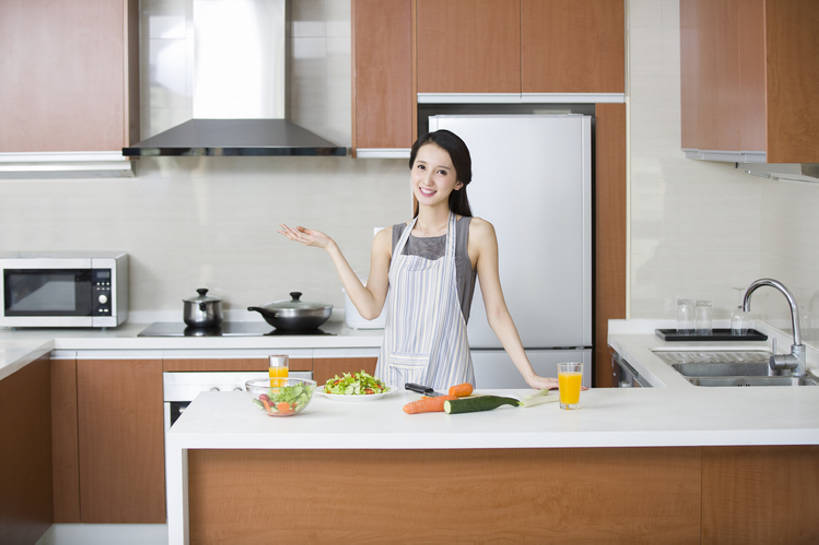 果汁,东方人,成年人,一个人,家庭,家庭主妇,家,笑,微笑,露齿笑,横图,室内,白天,正面,家务,时尚,快乐,自由,幸福,信心,厨房,桌子,胡萝卜,黄瓜,蔬菜,北京,中国,亚洲,仅一个年轻女性,仅一个女性,仅一个人,一排,准备,整齐,水槽,围裙,冰箱,房屋,灶台,公寓,蔬菜沙拉,沙拉,食品,饮品,注视,干净,现代,饮食,餐饮,食物,饮料,排列,容器,观察,看,切,手势,站着,做,健康,温暖,温馨,一家人,摄影,有机食品,生活方式,观看,储藏,和睦,混合,察看,高雅,住房,享乐,膳食,储存,队列,关注,可口,清新,桔子汁,房地产,问候,肖像,开放式厨房,东亚,健康食物,适口,年轻女性,女人,女性,亚洲人,中国人,年轻人,玻璃杯,烹调用具,烹调,半身,彩图,欢乐,融洽,贮存,打手势,家务劳动,摆拍,bj175