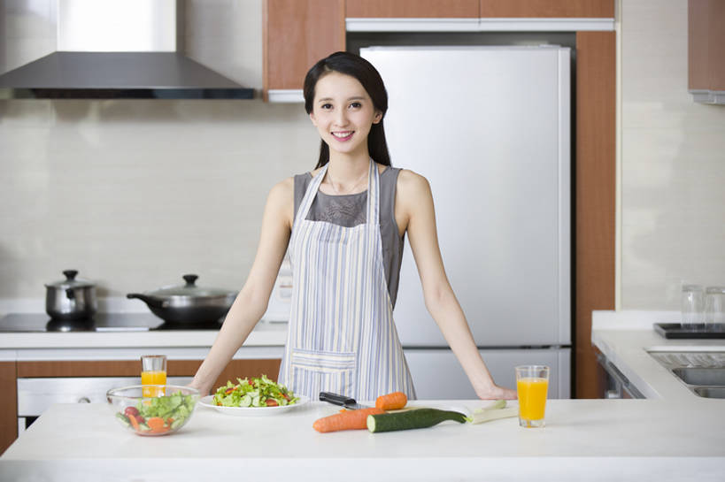 果汁,东方人,成年人,一个人,家庭,家庭主妇,家,笑,微笑,露齿笑,横图,室内,白天,正面,家务,时尚,快乐,自由,幸福,信心,厨房,桌子,胡萝卜,黄瓜,蔬菜,北京,中国,亚洲,仅一个年轻女性,仅一个女性,仅一个人,一排,准备,整齐,围裙,冰箱,房屋,灶台,公寓,蔬菜沙拉,沙拉,食品,饮品,注视,干净,现代,饮食,餐饮,食物,饮料,排列,容器,观察,看,切,站着,做,健康,温暖,温馨,一家人,摄影,有机食品,生活方式,观看,储藏,和睦,混合,察看,高雅,住房,享乐,膳食,储存,队列,关注,可口,清新,桔子汁,房地产,肖像,开放式厨房,东亚,健康食物,适口,年轻女性,女人,女性,亚洲人,中国人,年轻人,玻璃杯,烹调用具,烹调,半身,彩图,欢乐,融洽,贮存,家务劳动,摆拍,bj175
