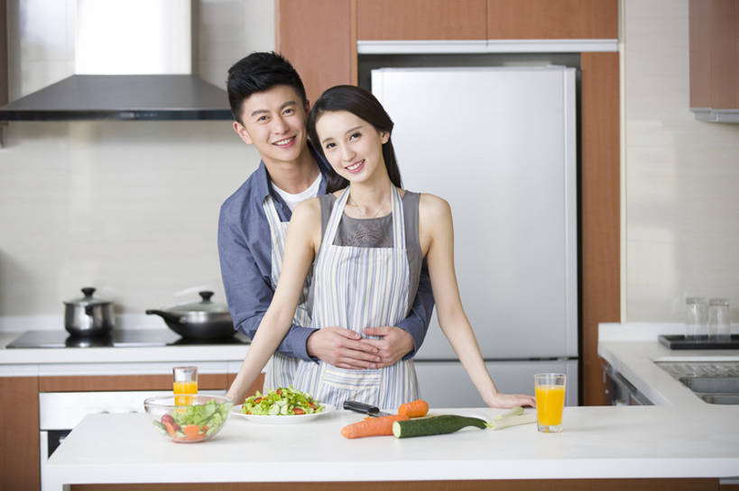 果汁,东方人,成年人,两个人,家庭,丈夫,妻子,家庭主妇,家,笑,微笑,露齿笑,横图,室内,白天,正面,爱情,家务,时尚,快乐,自由,幸福,合作,团队,信心,厨房,桌子,胡萝卜,黄瓜,蔬菜,北京,中国,亚洲,一排,连接,准备,整齐,围裙,冰箱,房屋,灶台,公寓,蔬菜沙拉,沙拉,食品,饮品,浪漫,注视,休闲装,干净,现代,饮食,餐饮,食物,饮料,排列,容器,观察,看,切,站着,做,休闲,健康,温暖,温馨,一家人,恩爱,亲密,搭,恋人,摄影,有机食品,生活方式,观看,储藏,和睦,混合,察看,高雅,住房,享乐,膳食,储存,搭着,队列,关注,可口,清新,桔子汁,房地产,肖像,开放式厨房,东亚,健康食物,陪同,适口,陪伴,男人,男性,年轻男性,年轻女性,女人,女性,亚洲人,中国人,年轻人,情侣,玻璃杯,烹调用具,烹调,拥抱,半身,彩图,爱,欢乐,深情,伴侣,融洽,贮存,家务劳动,摆拍,伴随,bj175