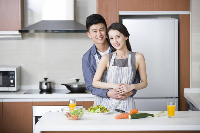 果汁,东方人,成年人,两个人,家庭,丈夫,妻子,家庭主妇,家,笑,微笑,露齿笑,横图,室内,白天,正面,爱情,家务,时尚,快乐,自由,幸福,合作,团队,信心,厨房,桌子,胡萝卜,黄瓜,蔬菜,北京,中国,亚洲,一排,连接,准备,整齐,围裙,冰箱,房屋,灶台,公寓,蔬菜沙拉,沙拉,食品,饮品,浪漫,注视,休闲装,干净,现代,饮食,餐饮,食物,饮料,排列,容器,观察,看,切,站着,做,休闲,健康,温暖,温馨,一家人,恩爱,亲密,搭,恋人,摄影,有机食品,生活方式,观看,储藏,和睦,混合,察看,高雅,住房,享乐,膳食,储存,搭着,队列,关注,可口,清新,桔子汁,房地产,肖像,开放式厨房,东亚,健康食物,陪同,适口,陪伴,男人,男性,年轻男性,年轻女性,女人,女性,亚洲人,中国人,年轻人,情侣,玻璃杯,烹调用具,烹调,拥抱,半身,彩图,爱,欢乐,深情,伴侣,融洽,贮存,家务劳动,摆拍,伴随,bj175