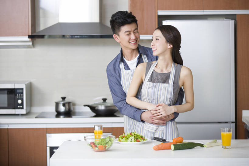 果汁,东方人,成年人,两个人,家庭,丈夫,妻子,家庭主妇,家,笑,微笑,露齿笑,横图,室内,白天,正面,爱情,家务,时尚,快乐,自由,幸福,合作,团队,信心,厨房,桌子,胡萝卜,黄瓜,蔬菜,北京,中国,亚洲,一排,连接,准备,整齐,围裙,冰箱,房屋,灶台,公寓,蔬菜沙拉,沙拉,食品,饮品,浪漫,休闲装,干净,现代,饮食,餐饮,食物,饮料,排列,容器,切,站着,做,休闲,健康,温暖,温馨,一家人,面对面,恩爱,亲密,搭,恋人,摄影,有机食品,生活方式,储藏,和睦,混合,高雅,住房,享乐,膳食,储存,搭着,队列,可口,清新,桔子汁,房地产,开放式厨房,东亚,健康食物,陪同,适口,陪伴,男人,男性,年轻男性,年轻女性,女人,女性,亚洲人,中国人,年轻人,情侣,玻璃杯,烹调用具,烹调,说话,拥抱,半身,彩图,爱,欢乐,深情,伴侣,融洽,贮存,家务劳动,摆拍,伴随,bj175