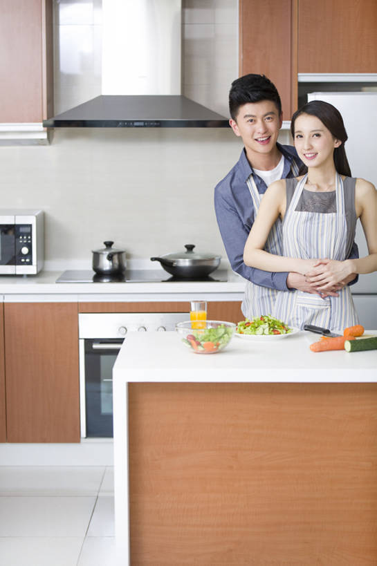 果汁,东方人,成年人,两个人,家庭,丈夫,妻子,家庭主妇,家,笑,微笑,露齿笑,竖图,室内,白天,正面,爱情,家务,时尚,快乐,自由,幸福,合作,团队,信心,厨房,桌子,胡萝卜,黄瓜,蔬菜,北京,中国,亚洲,一排,连接,准备,整齐,围裙,冰箱,房屋,灶台,公寓,蔬菜沙拉,沙拉,食品,饮品,浪漫,注视,休闲装,干净,现代,饮食,餐饮,食物,饮料,排列,容器,观察,看,切,站着,做,休闲,健康,温暖,温馨,一家人,恩爱,亲密,搭,恋人,摄影,有机食品,生活方式,观看,储藏,和睦,混合,察看,高雅,住房,享乐,膳食,储存,搭着,队列,关注,可口,清新,桔子汁,房地产,肖像,开放式厨房,东亚,健康食物,陪同,适口,陪伴,男人,男性,年轻男性,年轻女性,女人,女性,亚洲人,中国人,年轻人,情侣,玻璃杯,烹调用具,烹调,拥抱,半身,彩图,爱,欢乐,深情,伴侣,融洽,贮存,家务劳动,摆拍,伴随,bj175