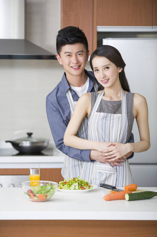 果汁,东方人,成年人,两个人,家庭,丈夫,妻子,家庭主妇,家,笑,微笑,露齿笑,竖图,室内,白天,正面,爱情,家务,时尚,快乐,自由,幸福,合作,团队,信心,厨房,桌子,胡萝卜,黄瓜,蔬菜,北京,中国,亚洲,一排,连接,准备,整齐,围裙,冰箱,房屋,灶台,公寓,蔬菜沙拉,沙拉,食品,饮品,浪漫,注视,休闲装,干净,现代,饮食,餐饮,食物,饮料,排列,容器,观察,看,切,站着,做,休闲,健康,温暖,温馨,一家人,恩爱,亲密,搭,恋人,摄影,有机食品,生活方式,观看,储藏,和睦,混合,察看,高雅,住房,享乐,膳食,储存,搭着,队列,关注,可口,清新,桔子汁,房地产,肖像,开放式厨房,东亚,健康食物,陪同,适口,陪伴,男人,男性,年轻男性,年轻女性,女人,女性,亚洲人,中国人,年轻人,情侣,玻璃杯,烹调用具,烹调,拥抱,半身,彩图,爱,欢乐,深情,伴侣,融洽,贮存,家务劳动,摆拍,伴随,bj175