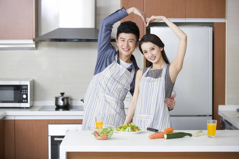 果汁,东方人,成年人,两个人,家庭,丈夫,妻子,家庭主妇,家,笑,微笑,露齿笑,横图,室内,白天,正面,爱情,家务,时尚,快乐,自由,幸福,合作,团队,信心,厨房,桌子,胡萝卜,黄瓜,蔬菜,北京,中国,亚洲,一排,连接,准备,整齐,围裙,冰箱,房屋,灶台,公寓,蔬菜沙拉,沙拉,食品,饮品,浪漫,注视,休闲装,干净,现代,饮食,餐饮,食物,饮料,排列,容器,观察,看,切,站着,做,休闲,健康,温暖,温馨,一家人,恩爱,亲密,搭,恋人,摄影,有机食品,生活方式,观看,储藏,和睦,混合,察看,高雅,住房,享乐,膳食,储存,搭着,队列,关注,可口,清新,桔子汁,房地产,肖像,开放式厨房,东亚,健康食物,陪同,适口,陪伴,男人,男性,年轻男性,年轻女性,女人,女性,亚洲人,中国人,年轻人,心型,情侣,玻璃杯,烹调用具,烹调,半身,彩图,爱,欢乐,深情,伴侣,融洽,贮存,家务劳动,摆拍,伴随,bj175