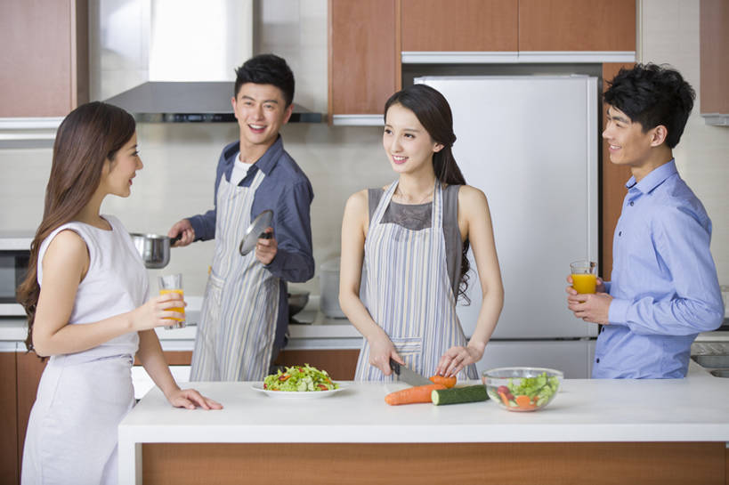 果汁,东方人,成年人,四个人,家庭,丈夫,妻子,家庭主妇,家,笑,微笑,露齿笑,横图,室内,白天,正面,爱情,家务,聚会,时尚,快乐,自由,友谊,幸福,合作,团队,信心,厨房,桌子,胡萝卜,黄瓜,蔬菜,北京,中国,亚洲,一排,喝,连接,准备,整齐,围裙,冰箱,房屋,灶台,公寓,蔬菜沙拉,沙拉,美味,食品,饮品,浪漫,休闲装,干净,现代,饮食,餐饮,食物,饮料,排列,容器,切,站着,做,休闲,健康,温暖,温馨,一家人,面对面,恩爱,亲密,恋人,摄影,有机食品,生活方式,储藏,和睦,混合,高雅,住房,享乐,膳食,储存,队列,可口,清新,宴会,桔子汁,房地产,开放式厨房,东亚,健康食物,陪同,适口,陪伴,男人,男性,年轻男性,年轻女性,女人,女性,亚洲人,中国人,年轻人,情侣,玻璃杯,烹调用具,休闲活动,烹调,说话,半身,彩图,欢乐,伴侣,融洽,贮存,家务劳动,摆拍,伴随,bj175