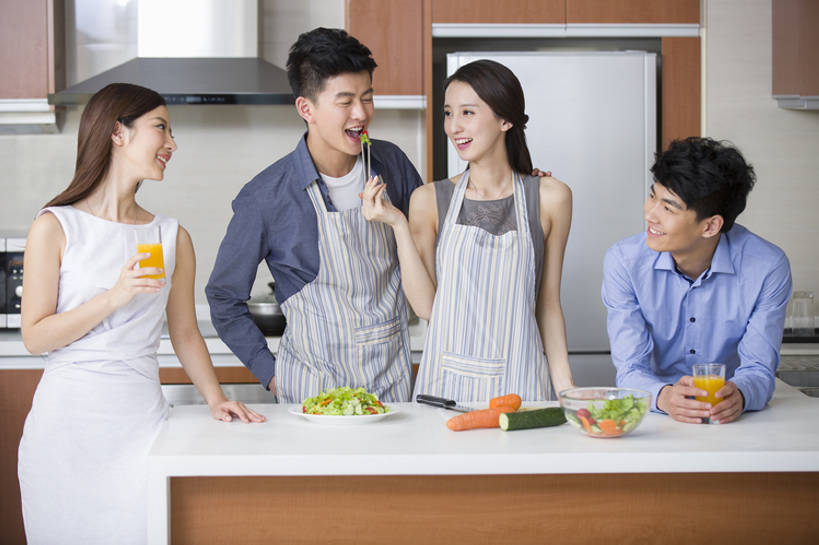 果汁,东方人,成年人,四个人,家庭,丈夫,妻子,家庭主妇,家,笑,微笑,露齿笑,横图,室内,白天,正面,爱情,家务,聚会,时尚,快乐,自由,友谊,幸福,合作,团队,信心,厨房,桌子,胡萝卜,黄瓜,蔬菜,北京,中国,亚洲,一排,喝,连接,弯腰,准备,整齐,围裙,冰箱,房屋,灶台,公寓,蔬菜沙拉,沙拉,美味,食品,饮品,浪漫,休闲装,干净,现代,饮食,餐饮,食物,饮料,排列,容器,切,站着,做,休闲,健康,温暖,温馨,一家人,面对面,恩爱,亲密,喂,恋人,摄影,有机食品,生活方式,储藏,和睦,混合,高雅,住房,享乐,膳食,储存,队列,可口,清新,宴会,桔子汁,房地产,开放式厨房,东亚,健康食物,陪同,适口,陪伴,男人,男性,年轻男性,年轻女性,女人,女性,亚洲人,中国人,年轻人,情侣,玻璃杯,烹调用具,休闲活动,烹调,说话,半身,彩图,爱,欢乐,伴侣,融洽,贮存,家务劳动,摆拍,伴随,bj175