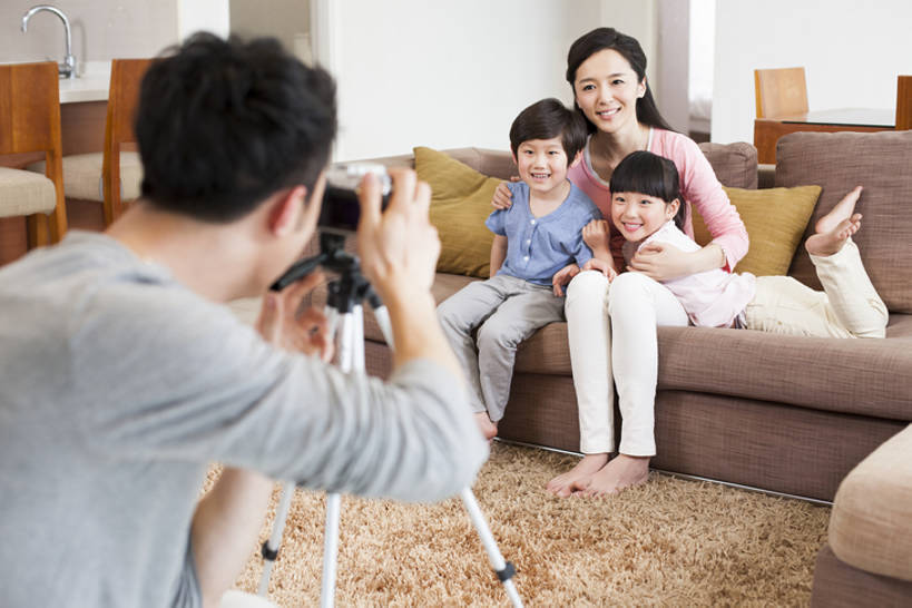 东方人,婴儿,儿童,成年人,四个人,家庭,夫妻,父母,母亲,父亲,女儿,儿子,家,客厅,站,笑,微笑,露齿笑,横图,室内,白天,正面,爱情,快乐,兴奋,幸福,纯洁,家具,沙发,相机,纺织品,北京,中国,亚洲,一排,整齐,装饰,毛毯,毯子,房屋,公寓,浪漫,注视,休闲装,光脚,干净,现代,刺激,纺织,排列,小孩,背面,数码相机,垫子,观察,看,站着,休闲,温暖,温馨,父子,母子,一家人,赤脚,恩爱,父爱,可爱,母爱,亲密,童年,童趣,恋人,摄影,活泼,生长,生活方式,观看,华丽,修饰,点缀,和睦,察看,起居室,住房,合影,队列,关爱,关注,记忆,亲情,宝宝,房地产,三脚架,童真,东亚,纯真,烂漫,无邪,摄影器材,陪同,衬托,美观,雅致,雅观,陪伴,无忧无虑,伶俐,天真,男孩,男人,男性,年轻男性,年轻女性,女孩,女人,女性,亚洲人,中国人,孩子,年轻人,夫妇,情侣,休闲活动,站立,坐着,彩图,全身,欢乐,照相,当代,伴侣,融洽,男生,摆拍,伴随,bj175