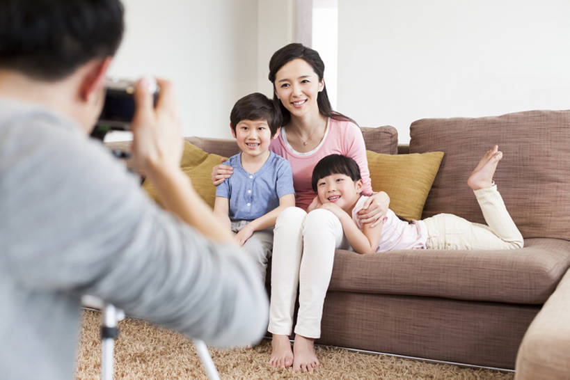 东方人,婴儿,儿童,成年人,四个人,家庭,夫妻,父母,母亲,父亲,女儿,儿子,家,客厅,站,笑,微笑,露齿笑,横图,室内,白天,正面,爱情,快乐,兴奋,幸福,纯洁,家具,沙发,相机,纺织品,北京,中国,亚洲,一排,整齐,装饰,毛毯,毯子,房屋,公寓,浪漫,注视,休闲装,光脚,干净,现代,刺激,纺织,排列,小孩,背面,数码相机,垫子,观察,看,站着,休闲,温暖,温馨,父子,母子,一家人,赤脚,恩爱,父爱,可爱,母爱,亲密,童年,童趣,恋人,摄影,活泼,生长,生活方式,观看,华丽,修饰,点缀,和睦,察看,起居室,住房,合影,队列,关爱,关注,记忆,亲情,宝宝,房地产,三脚架,童真,东亚,纯真,烂漫,无邪,摄影器材,陪同,衬托,美观,雅致,雅观,陪伴,无忧无虑,伶俐,天真,男孩,男人,男性,年轻男性,年轻女性,女孩,女人,女性,亚洲人,中国人,孩子,年轻人,夫妇,情侣,休闲活动,站立,坐着,彩图,全身,欢乐,照相,当代,伴侣,融洽,男生,摆拍,伴随,bj175