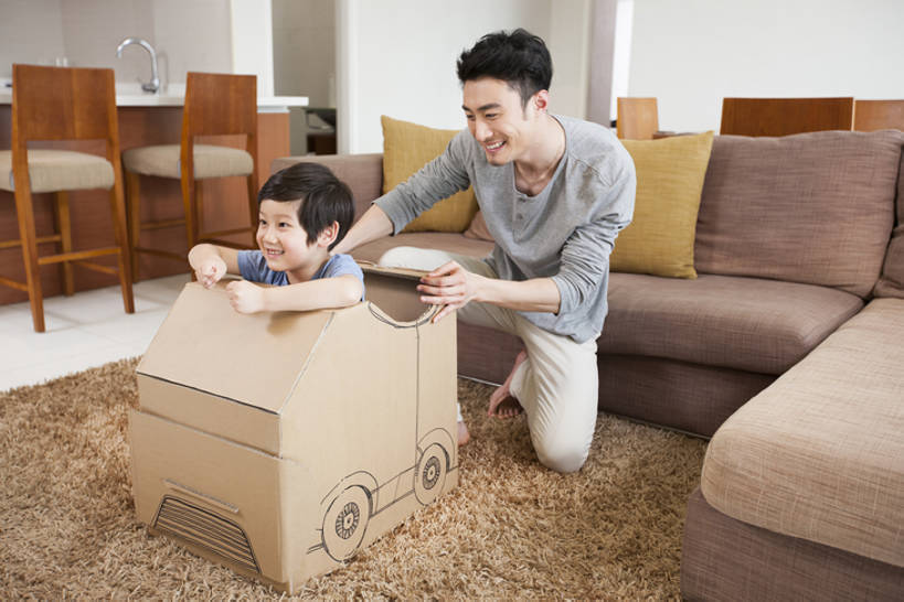 东方人,婴儿,儿童,成年人,两个人,家庭,父母,父亲,儿子,司机,家,客厅,站,推,笑,微笑,露齿笑,横图,室内,白天,侧面,快乐,兴奋,幸福,纯洁,家具,沙发,汽车,纺织品,北京,中国,亚洲,一排,整齐,装饰,毛毯,毯子,房屋,公寓,玩,休闲装,光脚,方向,干净,现代,刺激,纺织,排列,小孩,垫子,站着,休闲,温暖,温馨,父子,一家人,赤脚,可爱,乐趣,亲密,童年,童趣,模仿,摄影,活泼,生长,生活方式,华丽,修饰,点缀,和睦,起居室,住房,队列,关爱,亲情,宝宝,房地产,驾车,想象,童真,东亚,纯真,烂漫,无邪,陪同,衬托,美观,雅致,雅观,陪伴,无忧无虑,伶俐,天真,玩具车,男孩,男人,男性,年轻男性,亚洲人,中国人,孩子,年轻人,休闲活动,跪着,站立,彩图,全身,欢乐,当代,融洽,男生,伴随,bj175