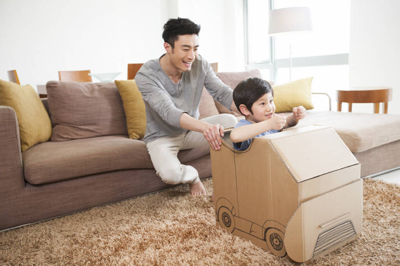 东方人,婴儿,儿童,成年人,两个人,家庭,父母,父亲,儿子,司机,家,客厅,站,推,笑,微笑,露齿笑,横图,室内,白天,侧面,快乐,兴奋,幸福,纯洁,家具,沙发,汽车,纺织品,北京,中国,亚洲,一排,整齐,装饰,毛毯,毯子,房屋,公寓,玩,休闲装,光脚,方向,干净,现代,刺激,纺织,排列,小孩,垫子,站着,休闲,温暖,温馨,父子,一家人,赤脚,可爱,乐趣,亲密,童年,童趣,模仿,摄影,活泼,生长,生活方式,华丽,修饰,点缀,和睦,起居室,住房,队列,关爱,亲情,宝宝,房地产,驾车,想象,童真,东亚,纯真,烂漫,无邪,陪同,衬托,美观,雅致,雅观,陪伴,无忧无虑,伶俐,天真,玩具车,男孩,男人,男性,年轻男性,亚洲人,中国人,孩子,年轻人,休闲活动,跪着,站立,彩图,全身,欢乐,当代,融洽,男生,伴随,bj175