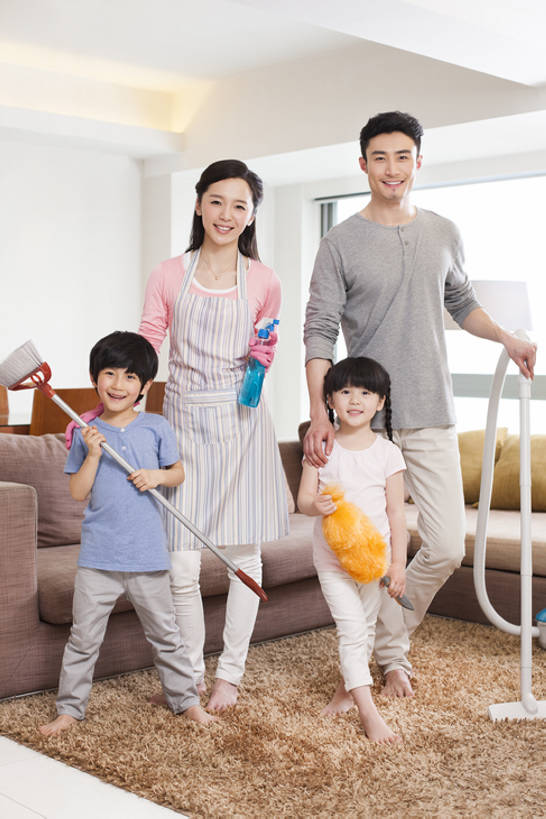 东方人,婴儿,儿童,成年人,四个人,家庭,夫妻,父母,母亲,父亲,女儿,儿子,兄弟,姐妹,家,客厅,站,笑,微笑,露齿笑,竖图,室内,白天,正面,爱情,家务,快乐,幸福,纯洁,安全,沙发,纺织品,北京,中国,亚洲,一排,握,整齐,装饰,工具,毛毯,扫帚,毯子,围裙,房屋,公寓,防护,浪漫,注视,休闲装,光脚,干净,抹布,清洁剂,现代,纺织,排列,小孩,手套,垫子,观察,看,清洁,站着,休闲,温暖,温馨,父子,母子,一家人,赤脚,恩爱,父爱,可爱,乐趣,母爱,亲密,童年,童趣,搭,握着,恋人,摄影,活泼,生长,生活方式,观看,保护,华丽,修饰,点缀,和睦,察看,卫生,消毒,起居室,住房,搭着,队列,关爱,关注,亲情,宝宝,房地产,保洁,保险,掸子,童真,东亚,纯真,烂漫,无邪,陪同,去污,保全,周全,安稳,安定,衬托,美观,雅致,雅观,防护手套,洁净,陪伴,无忧无虑,伶俐,平安,天真,男孩,男人,男性,年轻男性,年轻女性,女孩,女人,女性,亚洲人,中国人,孩子,年轻人,夫妇,情侣,休闲活动,清洗,站立,彩图,全身,欢乐,当代,除菌,真空吸尘器,伴侣,融洽,男生,清洁产品,家务劳动,伴随,bj175