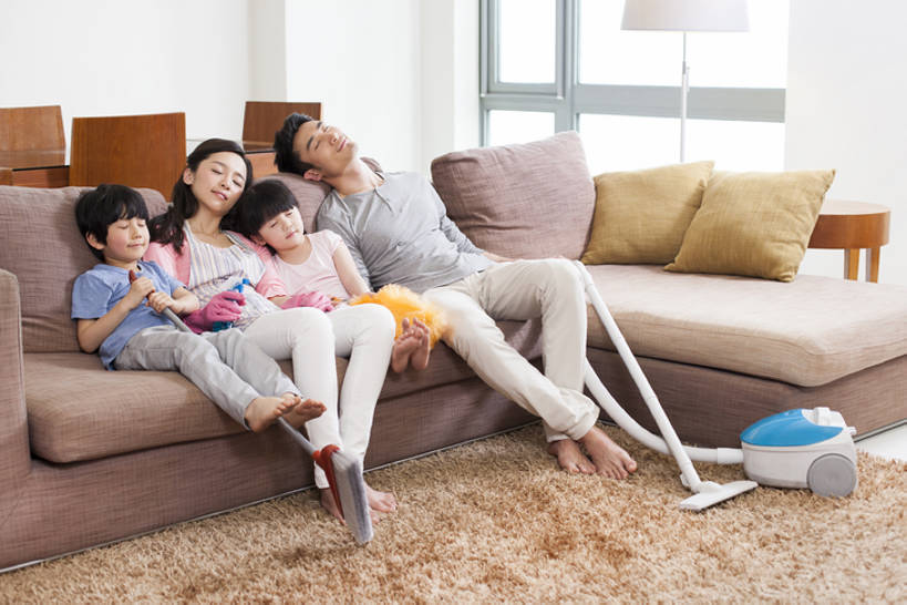 东方人,婴儿,儿童,成年人,四个人,家庭,夫妻,父母,母亲,父亲,女儿,儿子,兄弟,姐妹,家,客厅,站,横图,室内,白天,正面,爱情,家务,快乐,幸福,纯洁,安全,沙发,纺织品,北京,中国,亚洲,一排,整齐,装饰,并排,工具,毛毯,扫帚,毯子,围裙,房屋,公寓,防护,浪漫,休闲装,光脚,干净,抹布,清洁剂,现代,纺织,排列,小孩,手套,垫子,清洁,站着,休闲,疲倦,舒服,温暖,温馨,父子,母子,一家人,赤脚,恩爱,放松,父爱,可爱,乐趣,母爱,亲密,童年,童趣,恋人,摄影,活泼,生长,生活方式,保护,华丽,修饰,点缀,和睦,卫生,疲劳,消毒,起居室,舒适,住房,疲惫,队列,关爱,亲情,宝宝,房地产,保洁,保险,掸子,困乏,童真,东亚,纯真,烂漫,无邪,陪同,去污,疲乏,保全,周全,安稳,安定,衬托,美观,雅致,雅观,防护手套,洁净,委顿,疲困,疲顿,疲钝,倦怠,怠倦,陪伴,无忧无虑,伶俐,平安,天真,男孩,男人,男性,年轻男性,年轻女性,女孩,女人,女性,亚洲人,中国人,孩子,年轻人,夫妇,情侣,休闲活动,闭着眼睛,清洗,睡觉,站立,坐着,彩图,全身,欢乐,当代,除菌,真空吸尘器,伴侣,融洽,男生,清洁产品,家务劳动,伴随,bj175