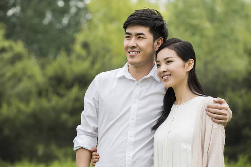 东方人,成年人,两个人,丈夫,妻子,公园,笑,微笑,露齿笑,横图,室外,白天,正面,旅游,度假,快乐,幸福,草地,草坪,美景,北京,中国,亚洲,景观,浪漫,注视,休闲装,娱乐,草,树,绿色,自然,绿地,春天,观察,看,靠,靠着,站着,享受,休闲,健康,景色,放松,乐趣,亲密,搭,摄影,观看,察看,享乐,搭着,关注,自然风光,户外活动,东亚,陪同,陪伴,无忧无虑,男人,男性,年轻男性,年轻女性,女人,女性,亚洲人,中国人,年轻人,情侣,休闲活动,半身,彩图,爱,欢乐,伴随,bj175