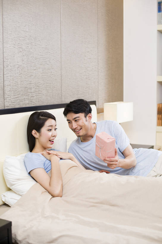 东方人,成年人,两个人,家庭,夫妻,丈夫,妻子,家,笑,微笑,露齿笑,竖图,室内,侧面,爱情,生日,快乐,幸福,床,家具,卧室,酒店,礼物,北京,中国,亚洲,握,睡衣,房屋,双人床,浪漫,休闲装,现代,靠,靠着,休闲,舒服,温暖,温馨,一家人,短袖,恩爱,放松,活力,亲密,握着,恋人,摄影,生活方式,纪念,留念,惊奇,和睦,侧卧,舒适,享乐,风格,生日礼物,房地产,怀念,情侣装,东亚,陪同,陪伴,男人,男性,年轻男性,年轻女性,女人,女性,亚洲人,中国人,年轻人,夫妇,情侣,休闲活动,沟通,说话,躺着,彩图,爱,欢乐,给予,伴侣,融洽,伴随,bj175