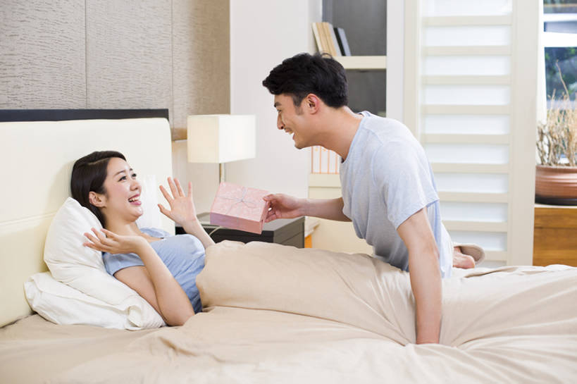 东方人,成年人,手掌,两个人,家庭,夫妻,丈夫,妻子,家,笑,微笑,露齿笑,横图,室内,正面,爱情,生日,快乐,幸福,床,家具,卧室,酒店,礼物,北京,中国,亚洲,握,睡衣,房屋,双人床,浪漫,休闲装,现代,靠,靠着,休闲,舒服,温暖,温馨,一家人,面对面,短袖,恩爱,放松,活力,亲密,握着,恋人,摄影,生活方式,纪念,留念,惊奇,和睦,舒适,享乐,风格,生日礼物,房地产,怀念,情侣装,东亚,陪同,陪伴,男人,男性,年轻男性,年轻女性,女人,女性,亚洲人,中国人,年轻人,夫妇,情侣,休闲活动,沟通,说话,躺着,彩图,全身,爱,欢乐,给予,伴侣,融洽,伴随,bj175