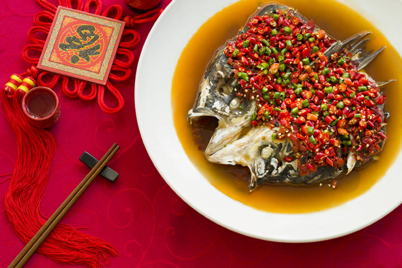 无人,横图,特写,吃饭,晚餐,午餐,筷子,静物,餐具,北京,中国,春节,新年,亚洲,丰富,装饰,鲜艳,鱼,调料,熟食,香料,鱼肉,美味,食品,酒类,米酒,饮品,传统,剁椒,饮食,餐饮,酒,桌布,食物,饮料,红色,福字,盘子,酒杯,中国结,中国菜,摄影,筷子架,膳食,可口,清新,中国文化,东亚,主菜,蒸菜,适口,湘菜,江米酒,醪糟,糯米酒,红辣椒,彩图,高角度拍摄,剁椒鱼头,传统文化,bj175
