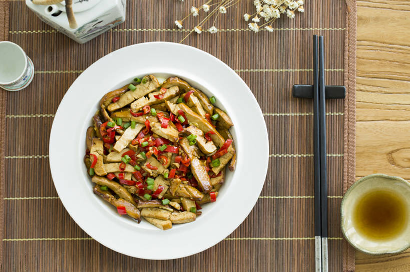 无人,横图,俯视,特写,吃饭,烹饪,中餐,晚餐,午餐,筷子,辣椒,蔬菜,静物,餐具,北京,中国,亚洲,竹制,丰富,新鲜,装饰,青椒,炒菜,肉,熟食,香料,料理,美味,食品,饮品,餐盘,传统,猪肉,剁椒,小炒肉,菜肴,美食,肉类,饮食,餐饮,食物,饮料,盘子,中国菜,中式,摄影,佳肴,有机食品,绿色食品,中华料理,筷子架,竹制品,膳食,可口,清新,中国文化,五花肉,川菜,肉食,东亚,主菜,辣角,红海椒,大椒,辣虎,广椒,豚肉,菜椒,开胃酱,适口,寿司帘,寿司席,寿司竹,寿司竹卷,寿司竹席,四川菜,肋条肉,三层肉,甜椒,柿子椒,辣子,红辣椒,海椒,番椒,灯笼椒,彩图,传统文化,香干,bj175