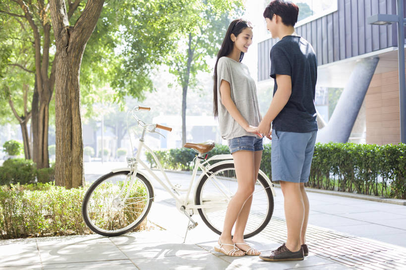 东方人,成年人,两个人,学生,笑,微笑,露齿笑,横图,室外,白天,侧面,爱情,时尚,快乐,自由,幸福,城市,自行车,北京,日光,中国,亚洲,连接,握,浪漫,单车,休闲装,现代,校园,树,站着,休闲,温暖,温馨,面对面,恩爱,放松,活力,亲密,握着,约会,恋人,摄影,生活方式,和睦,享乐,逆光,东亚,陪同,陪伴,无忧无虑,男人,男性,年轻男性,年轻女性,女人,女性,亚洲人,中国人,年轻人,情侣,大学生,休闲活动,手牵手,彩图,全身,爱,欢乐,伴侣,融洽,三里屯,摆拍,伴随,bj175