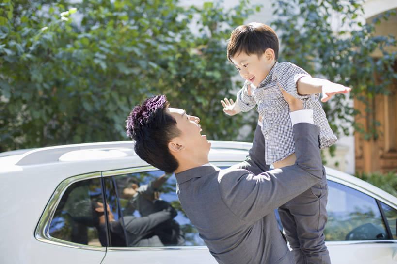 东方人,儿童,成年人,两个人,家庭,父母,父亲,儿子,商务人士,商务男性,站,举,笑,微笑,露齿笑,横图,室外,白天,侧面,衬衫,西装,商务,时尚,快乐,兴奋,幸福,纯洁,植物,别墅,城市,汽车,北京,中国,亚洲,连接,握,套装,正装,反射,房屋,门口,机动车,领带,半空,玩,休闲装,现代,飞,刺激,车,小孩,交通工具,轿车,托,站着,张嘴,职业,休闲,温暖,温馨,父子,一家人,面对面,放松,活力,可爱,亲密,童年,童趣,无辜,握着,财富,运输,摄影,生长,生活方式,和睦,住房,回家,享乐,关爱,载具,亲情,商务装,张大嘴巴,工薪阶层,童真,东亚,烂漫,无邪,陪同,一套,陪伴,天真,男孩,男人,男性,年轻男性,亚洲人,中国人,孩子,年轻人,全家福,白领,上班族,张开嘴,休闲活动,举起,举手,举着,向上举,向上伸,向上托,仰头,站立,张开手臂,半身,彩图,衬衣,欢乐,融洽,男生,居住区,商务旅行,摆拍,家用车,伴随,bj175